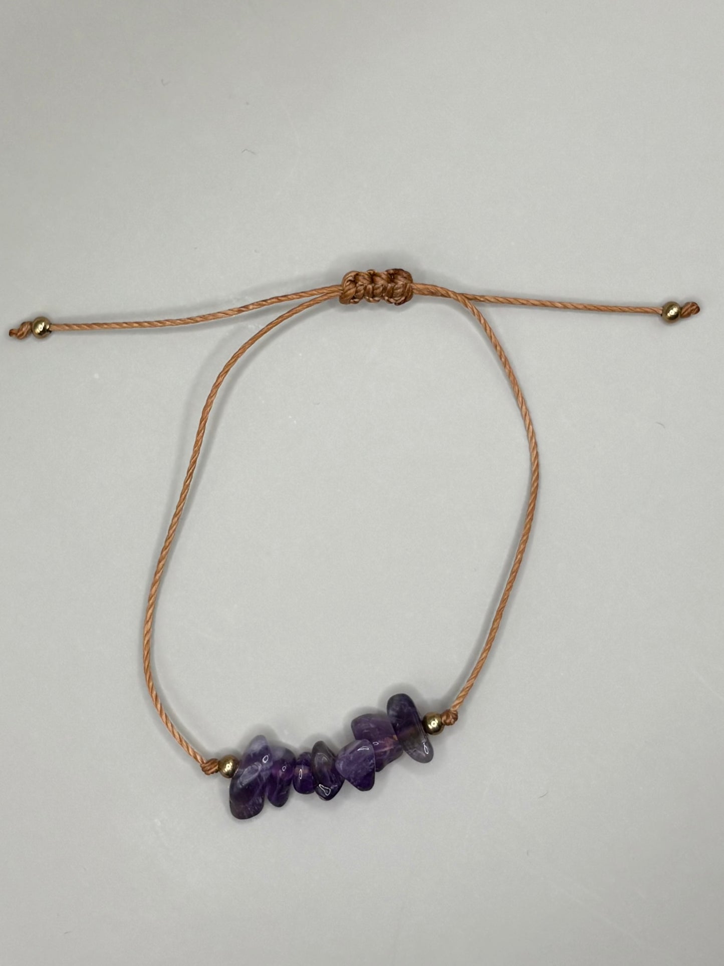 „Bransoletka na sznurku z naturalnym ametystem – kolekcja BASIC.”