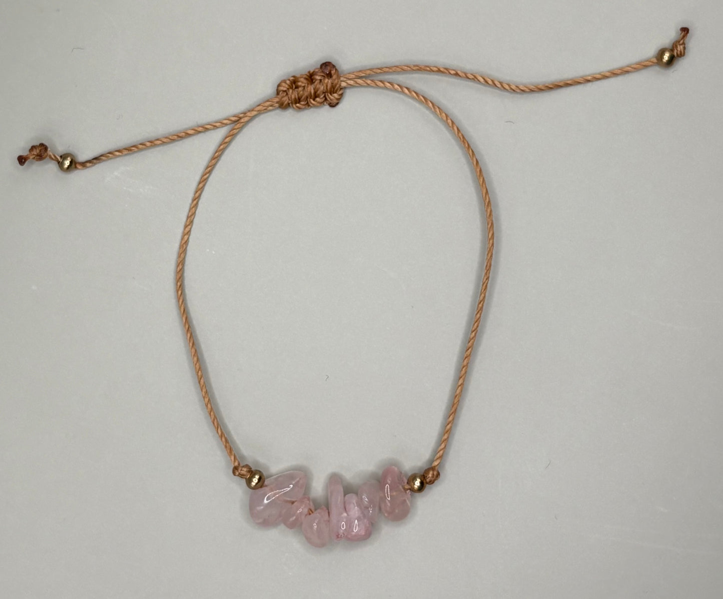 „Regulowana bransoletka na sznurku z naturalnym kwarcem różowym – kolekcja BASIC.”