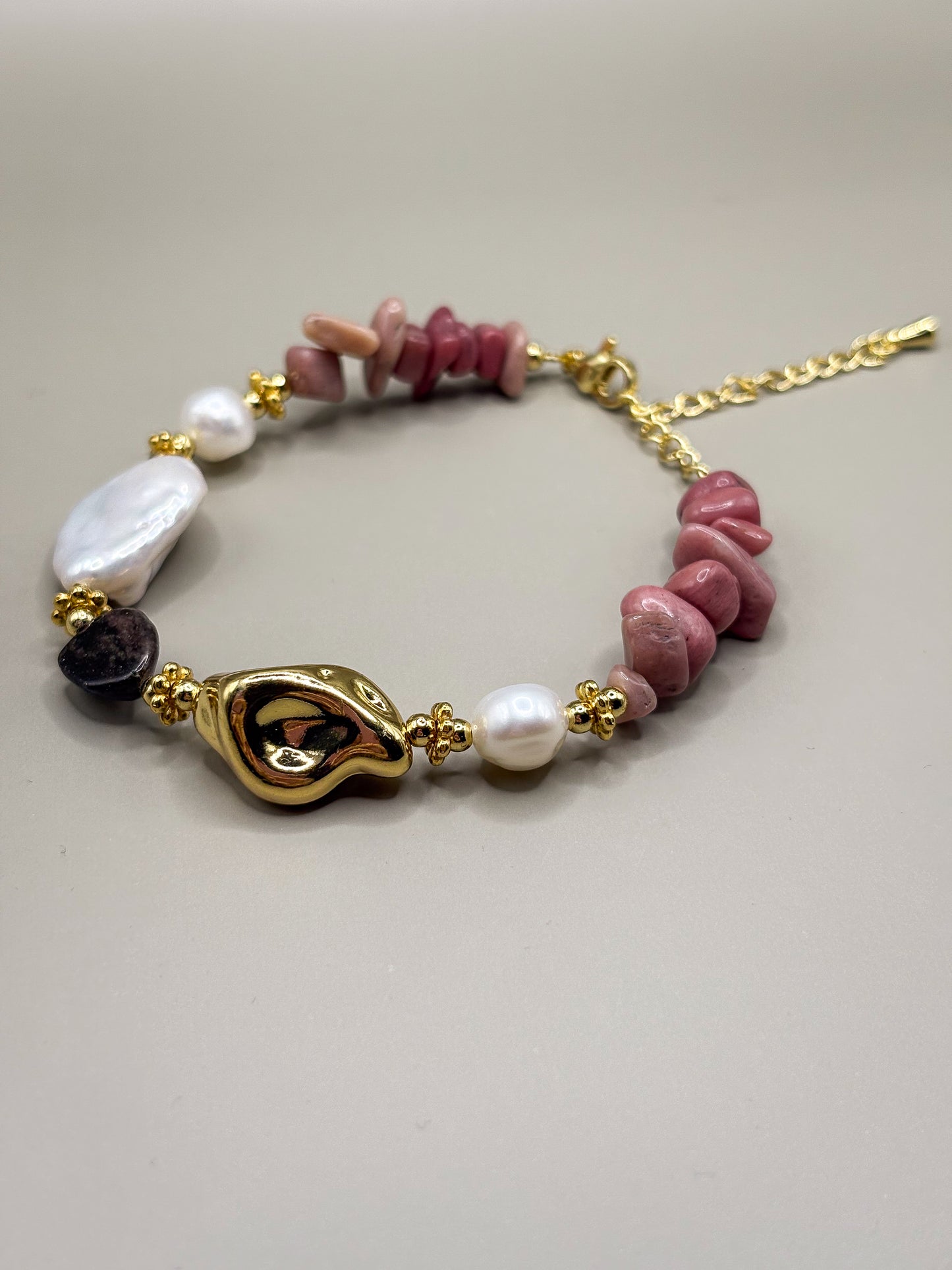 „Bransoletka Rose Harmony z rodonitem i perłą barokową na złotych elementach – biżuteria premium”
„Delikatna bransoletka z rodonitu i naturalnej perły barokowej, wykończona złotymi akcentami”
„Ręcznie składana bransoletka Rose Harmony z różowym rodonitem, perłą barokową i złotymi detalami”
„Elegancka bransoletka z naturalnych kamieni – rodonit w odcieniach różu i perła barokowa”
„Zbliżenie bransoletki Rose Harmony z rodonitem i perłą, w stylu kobiecej biżuterii premium”
„Bransoletka z różowego rodonitu i pe