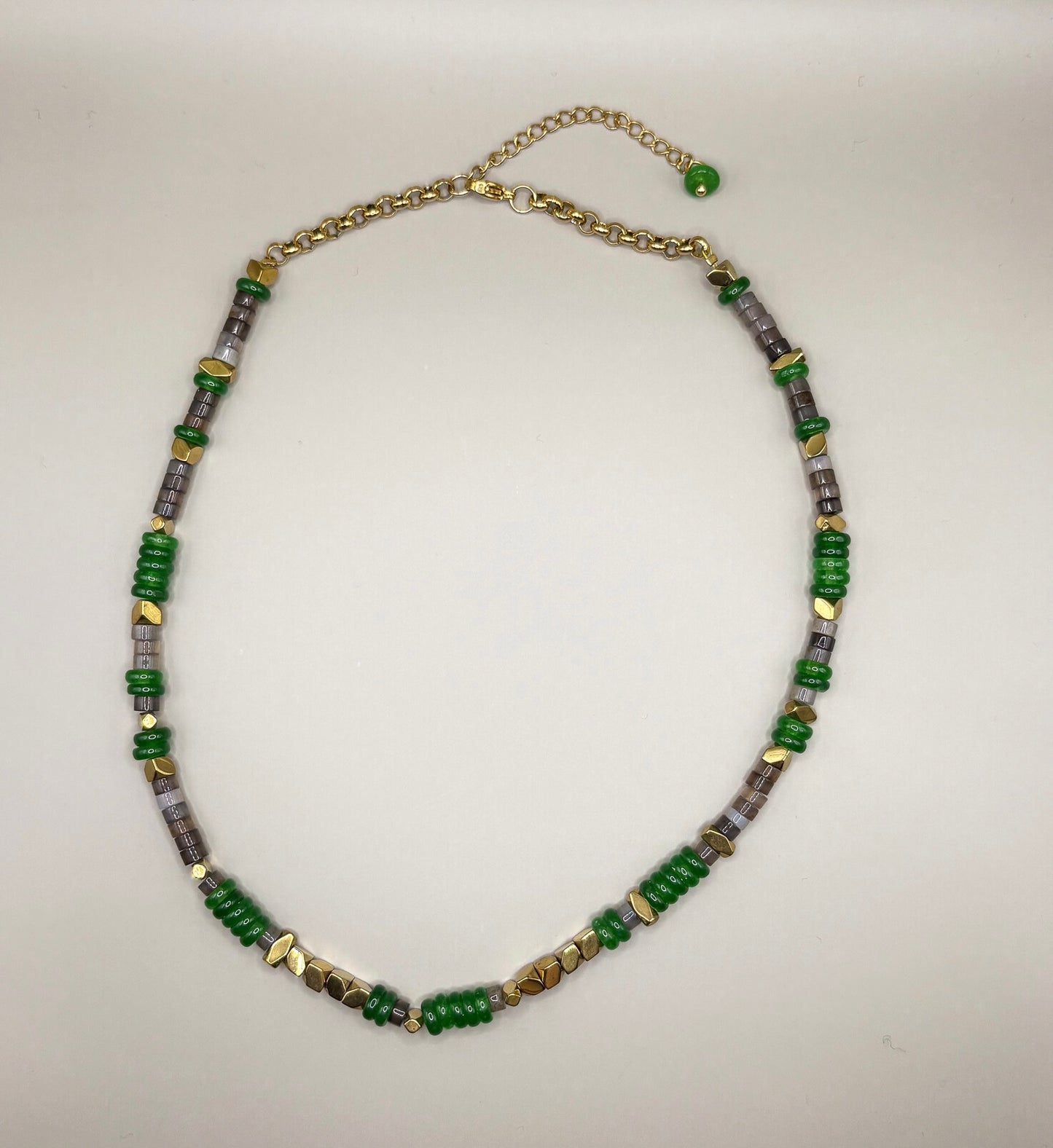 „geometryczny naszyjnik Aventurine Flow z zielonego awenturynu – biżuteria premium”

„naszyjnik z zielonych kamieni awenturynu w minimalistycznym, geometrycznym stylu”

„zbliżenie geometrycznych koralików awenturynu w naszyjniku Aventurine Flow”