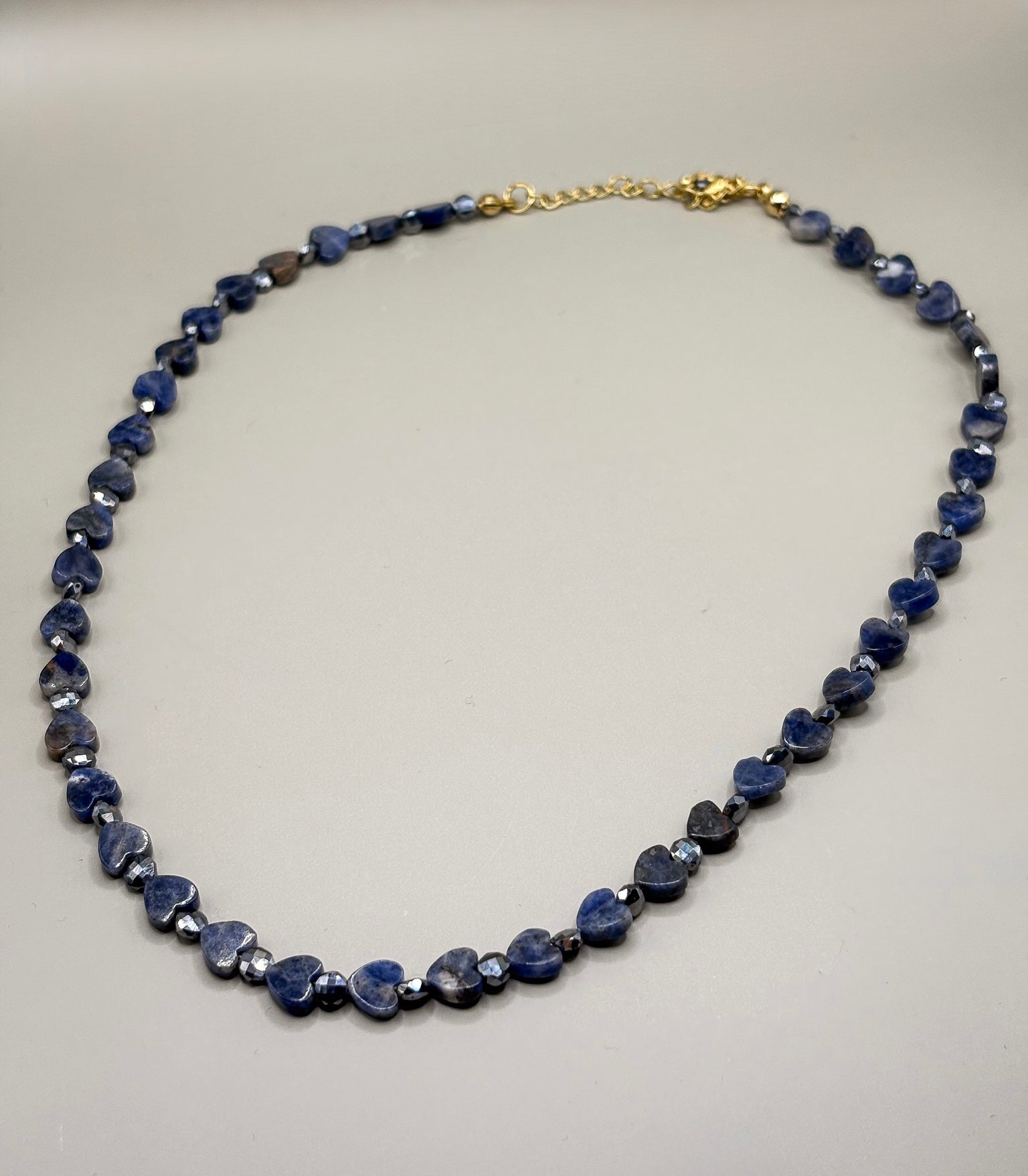 „Naszyjnik Blue Intuition z serduszek sodalitu – biżuteria premium”

„Delikatny naszyjnik z serduszkami z naturalnego sodalitu”

„Zbliżenie niebieskich serduszek sodalitu w naszyjniku Blue Intuition”