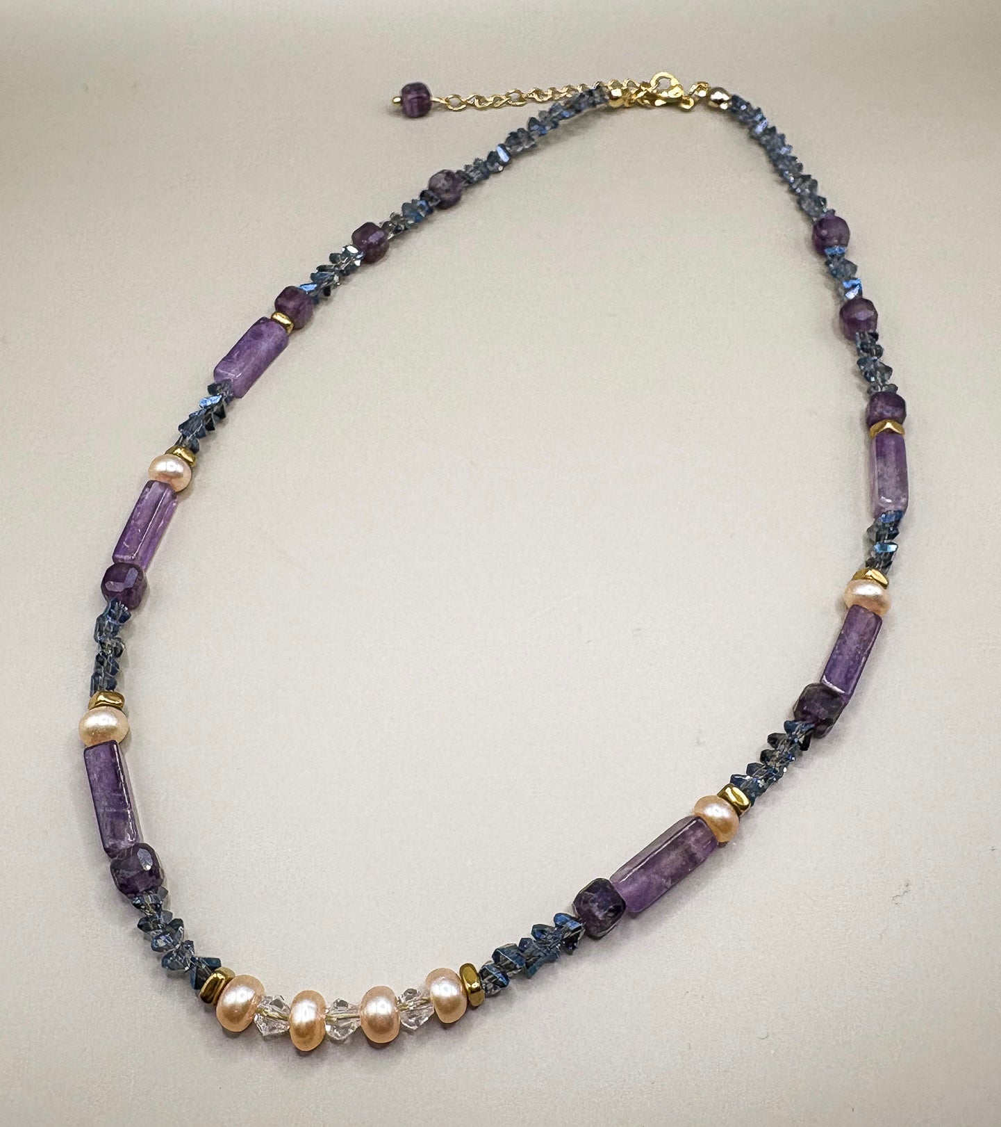 „Geometryczny naszyjnik Amethyst Glow z ametystem, fluorytem i perłami”

„Naszyjnik z ametystem i fluorytem w geometrycznej kompozycji – premium”

„Zbliżenie geometrycznych kamieni ametystu i fluorytu w naszyjniku Amethyst Glow”