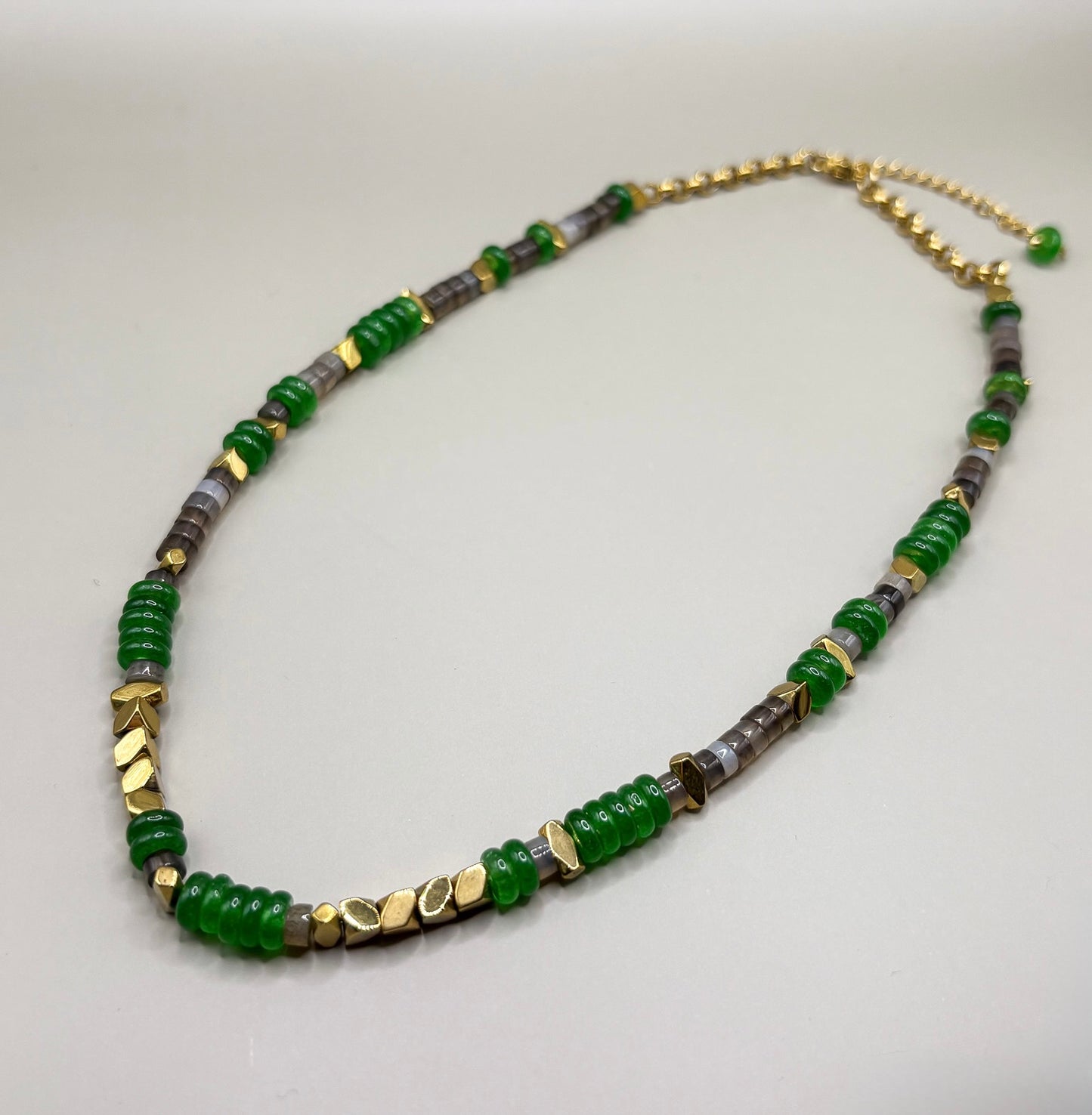 „geometryczny naszyjnik Aventurine Flow z zielonego awenturynu – biżuteria premium”

„naszyjnik z zielonych kamieni awenturynu w minimalistycznym, geometrycznym stylu”

„zbliżenie geometrycznych koralików awenturynu w naszyjniku Aventurine Flow”