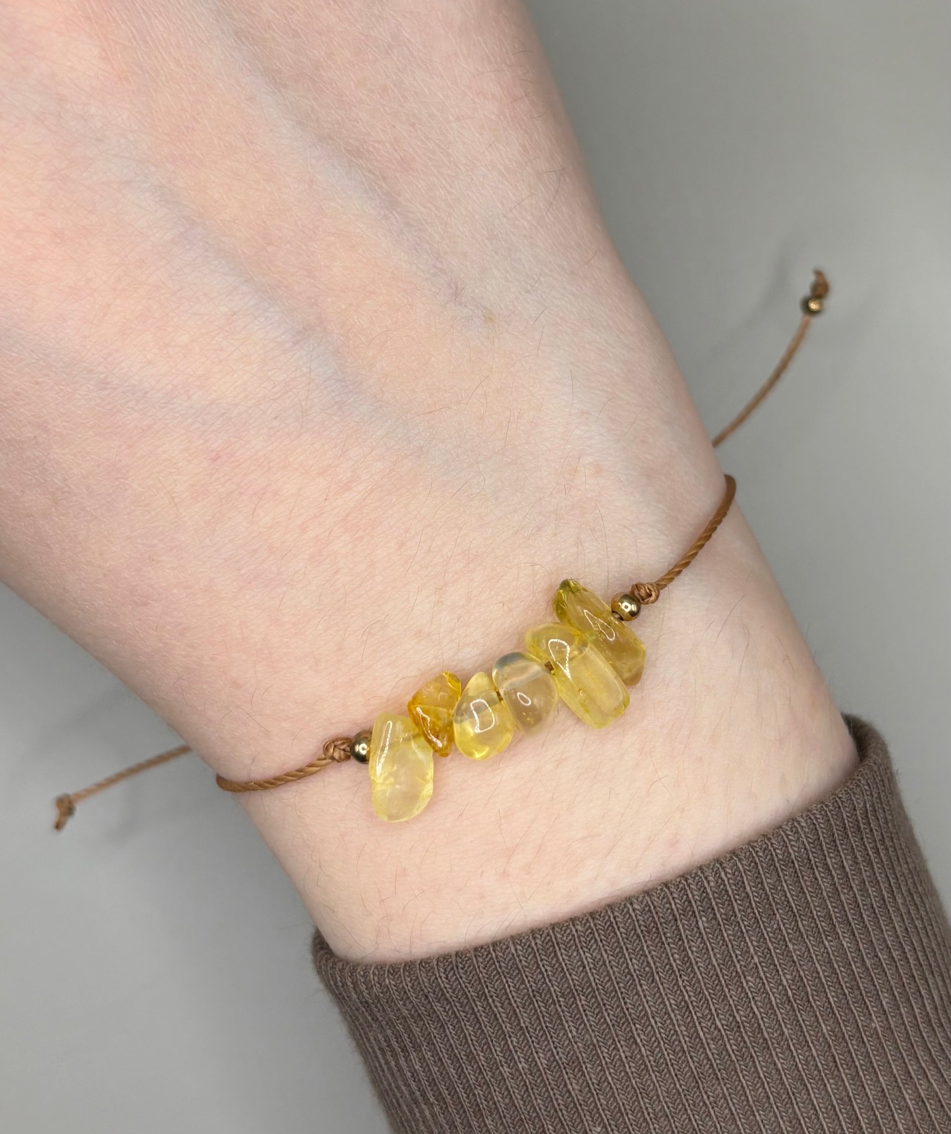„Bransoletka na sznurku z naturalnym cytrynem w żółtych odcieniach – kolekcja BASIC.”