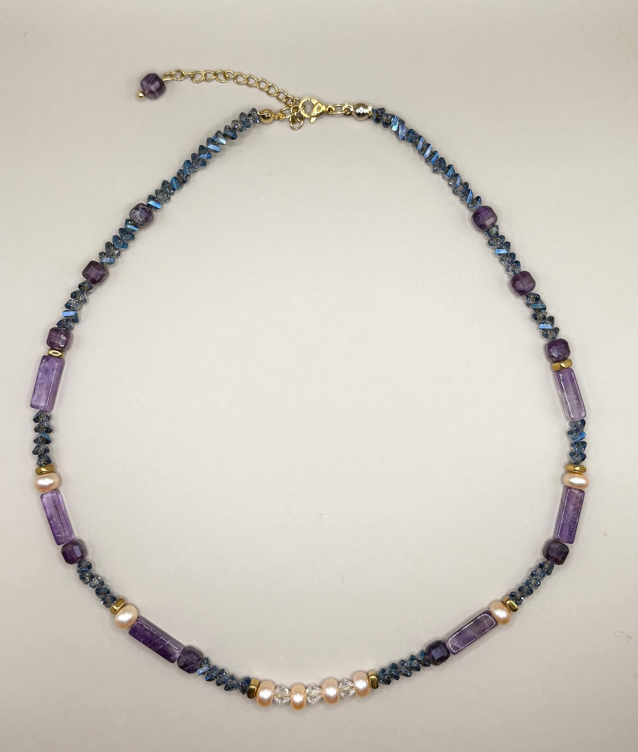 „Geometryczny naszyjnik Amethyst Glow z ametystem, fluorytem i perłami”

„Naszyjnik z ametystem i fluorytem w geometrycznej kompozycji – premium”

„Zbliżenie geometrycznych kamieni ametystu i fluorytu w naszyjniku Amethyst Glow”