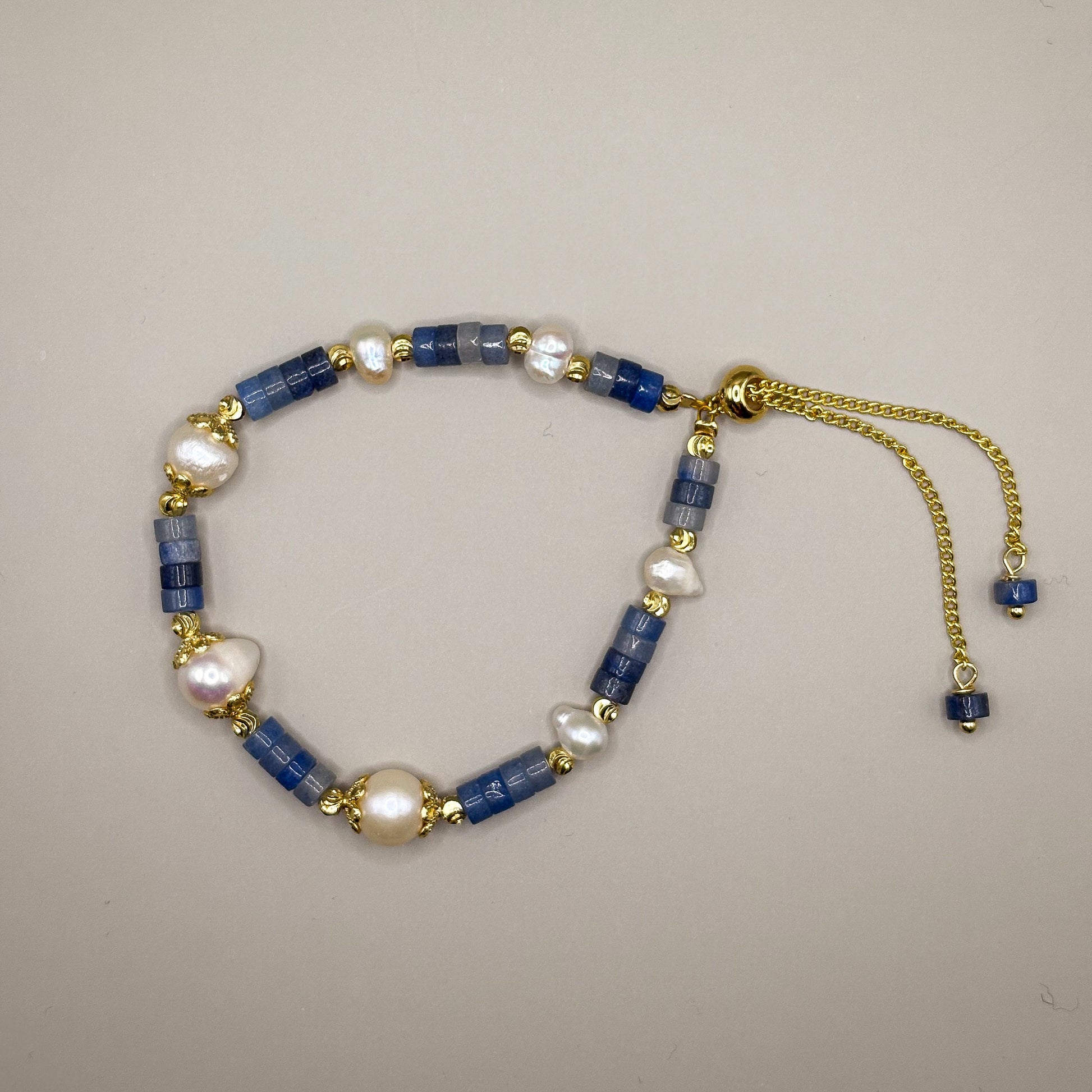 Bransoletka Blue Aura z kianitu i pereł słodkowodnych, wykończona złotymi elementami”

„Delikatna bransoletka z naturalnego kianitu i pereł – biżuteria premium błękitna”

„Zbliżenie bransoletki z kianitu i pereł, z regulowanym złotym zapięciem”