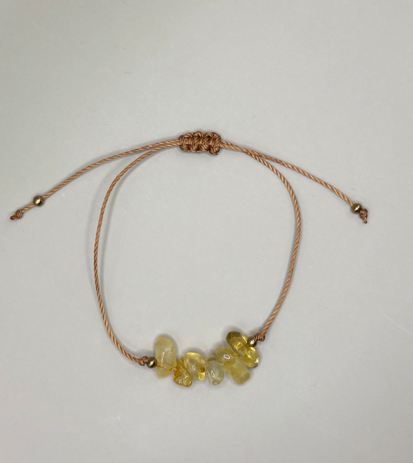 „Bransoletka na sznurku z naturalnym cytrynem w żółtych odcieniach – kolekcja BASIC.”