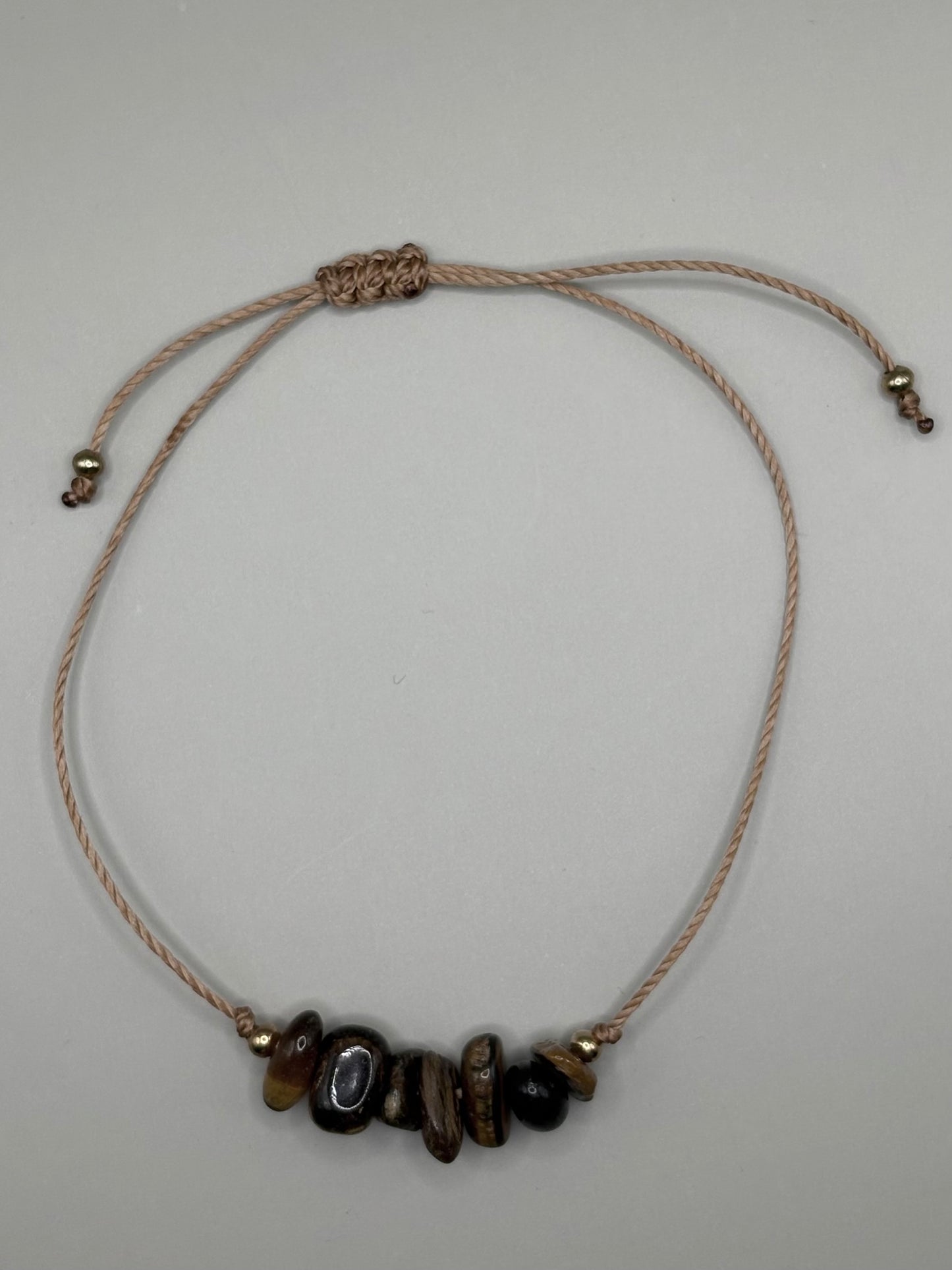 „Bransoletka na sznurku z naturalnym tygrysim okiem – kolekcja BASIC.”