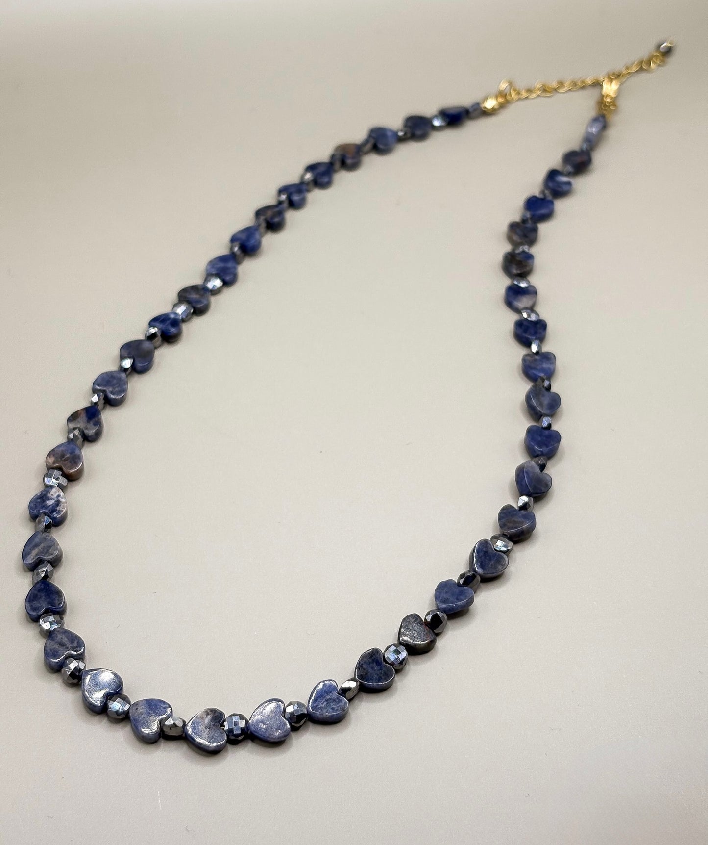 „Naszyjnik Blue Intuition z serduszek sodalitu – biżuteria premium”

„Delikatny naszyjnik z serduszkami z naturalnego sodalitu”

„Zbliżenie niebieskich serduszek sodalitu w naszyjniku Blue Intuition”