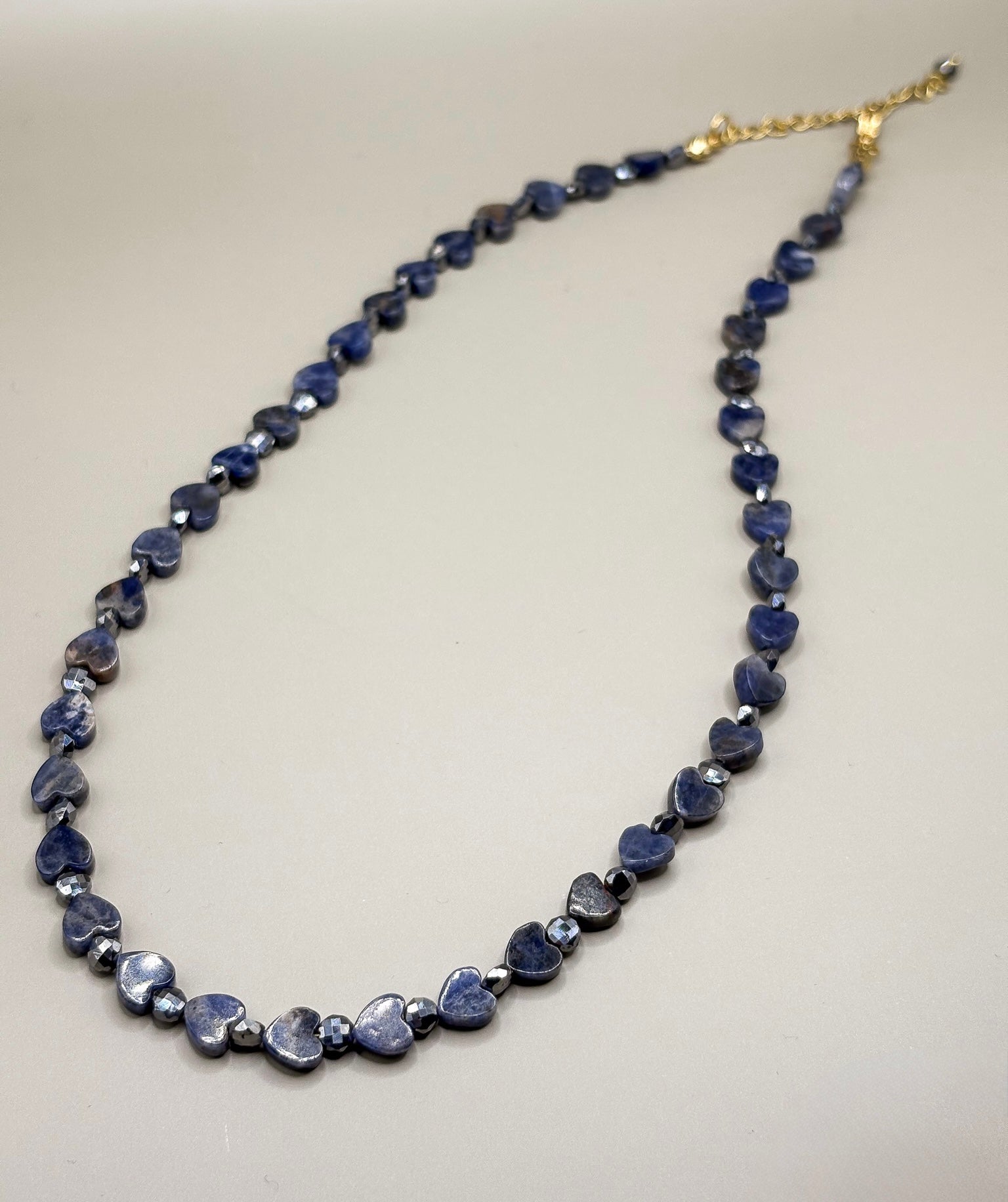 „Naszyjnik Blue Intuition z serduszek sodalitu – biżuteria premium”

„Delikatny naszyjnik z serduszkami z naturalnego sodalitu”

„Zbliżenie niebieskich serduszek sodalitu w naszyjniku Blue Intuition”