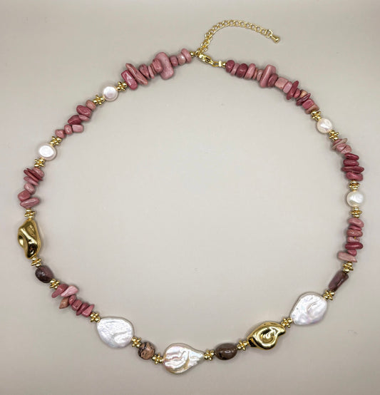 Naszyjnik Rose Harmony z rodonitu i pereł naturalnych – biżuteria premium”

„Różowy naszyjnik z rodonitu i pereł na złotych akcentach”

„Zbliżenie naszyjnika z rodonitu i pereł – kolekcja High Vibes”