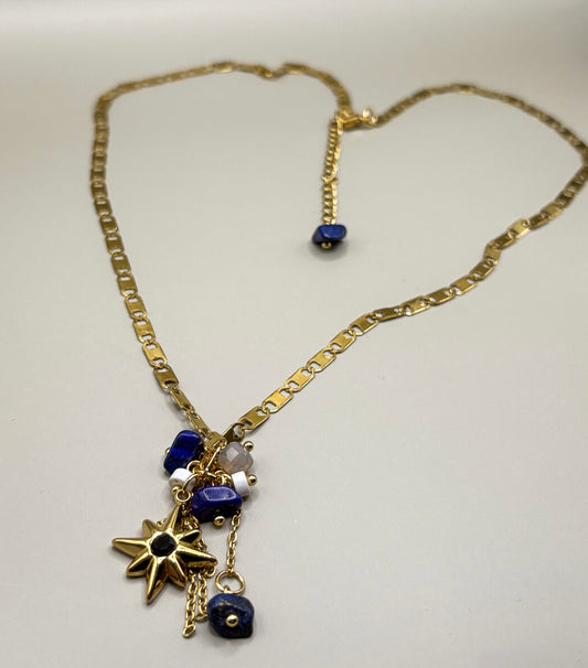 „Minimalistyczny naszyjnik Blue Intuition z naturalnego sodalitu i złotych elementów”

„Naszyjnik z sodalitu z delikatnymi charmsami – biżuteria premium”

„Zbliżenie sodalitu na minimalistycznym naszyjniku Blue Intuition”