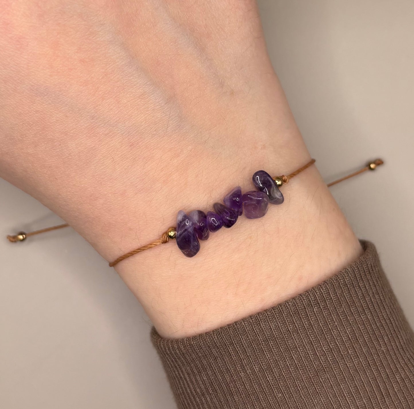 „Bransoletka na sznurku z naturalnym ametystem – kolekcja BASIC.”