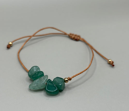 „Delikatna bransoletka na sznurku z naturalnym awenturynem – kolekcja BASIC.”