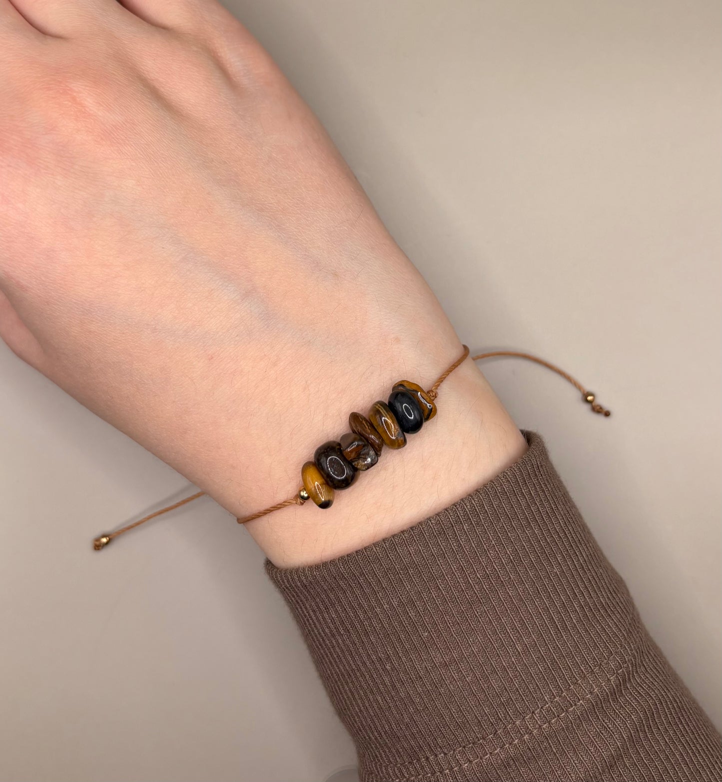 „Bransoletka na sznurku z naturalnym tygrysim okiem – kolekcja BASIC.”