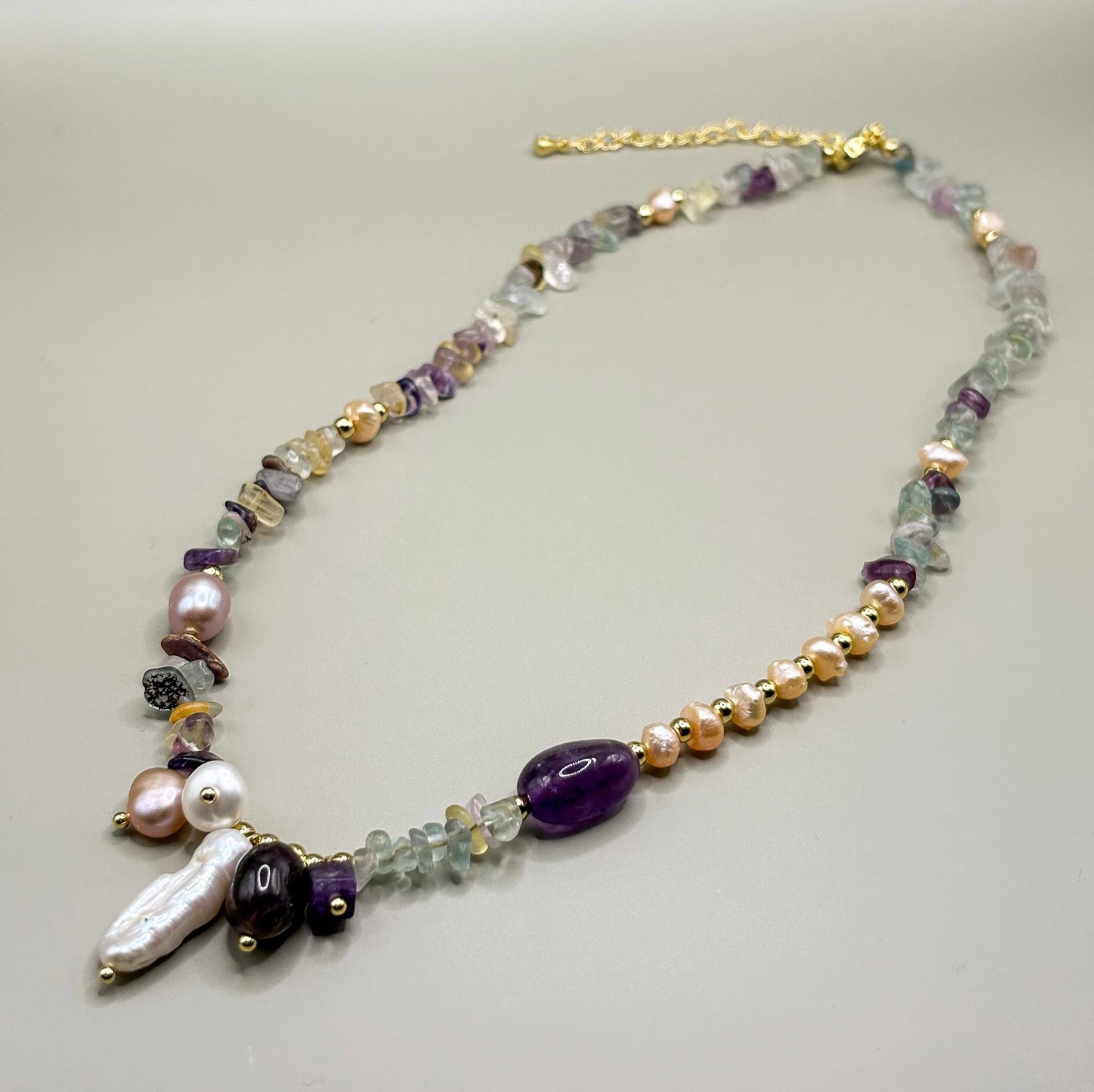 „Naszyjnik Amethyst Glow z ametystem, fluorytem i perłami – biżuteria premium”

„Elegancki naszyjnik z ametystem i naturalnymi perłami”

„Zbliżenie wielokolorowych kamieni: ametyst, fluoryt i perły – Amethyst Glow”