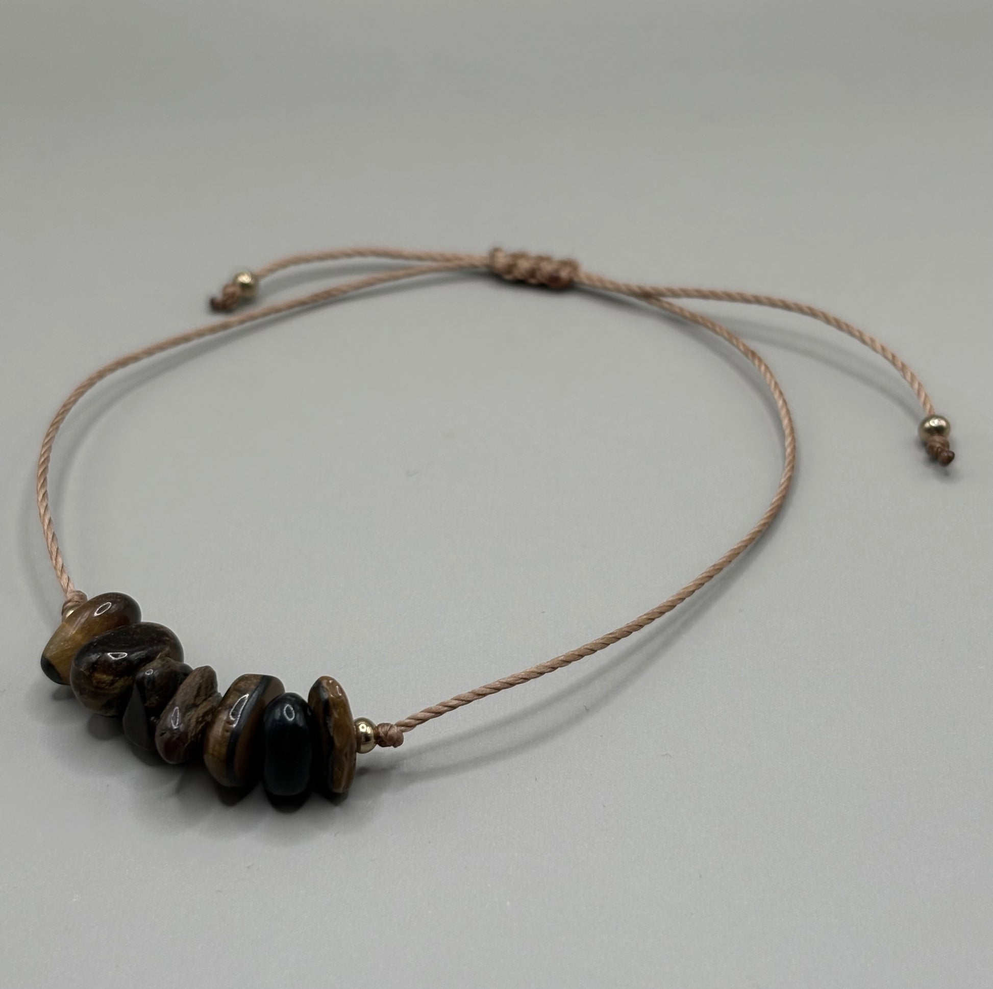 „Bransoletka na sznurku z naturalnym tygrysim okiem – kolekcja BASIC.”