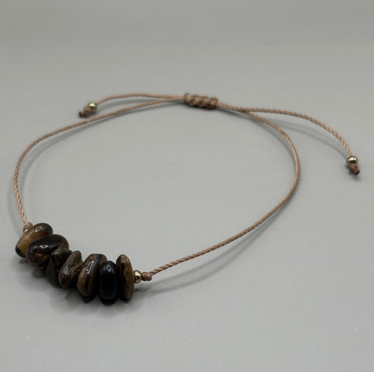 „Bransoletka na sznurku z naturalnym tygrysim okiem – kolekcja BASIC.”