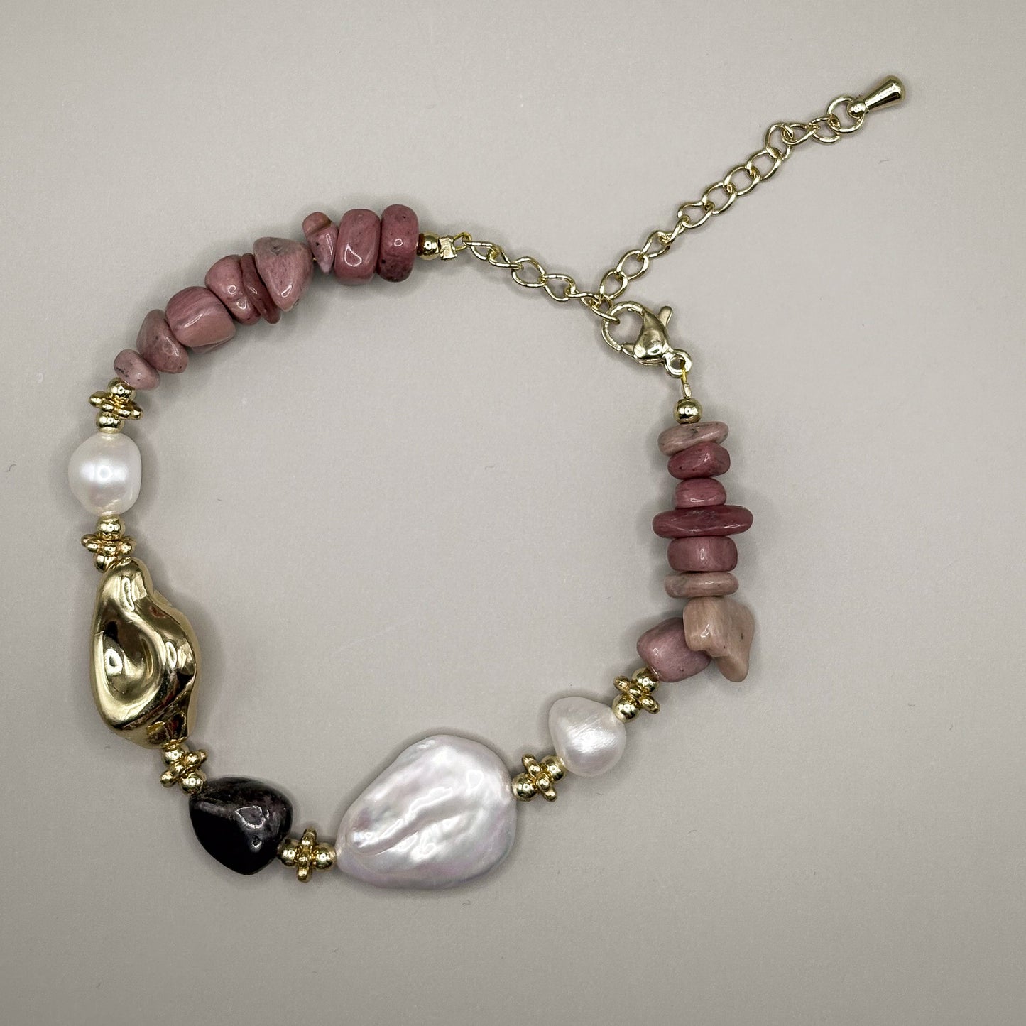 „Bransoletka Rose Harmony z rodonitem i perłą barokową na złotych elementach – biżuteria premium”
„Delikatna bransoletka z rodonitu i naturalnej perły barokowej, wykończona złotymi akcentami”
„Ręcznie składana bransoletka Rose Harmony z różowym rodonitem, perłą barokową i złotymi detalami”
„Elegancka bransoletka z naturalnych kamieni – rodonit w odcieniach różu i perła barokowa”
„Zbliżenie bransoletki Rose Harmony z rodonitem i perłą, w stylu kobiecej biżuterii premium”
„Bransoletka z różowego rodonitu i pe