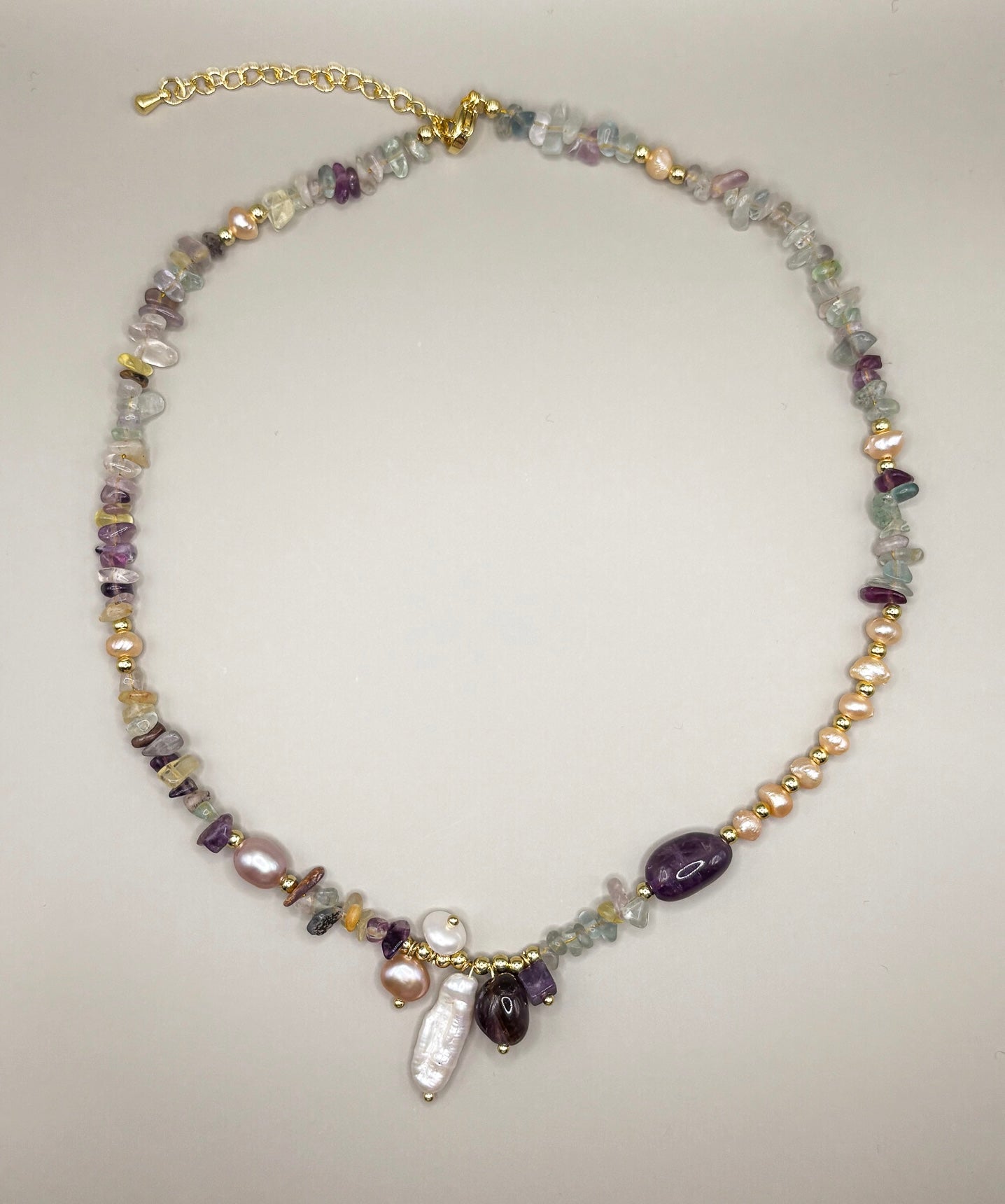 „Naszyjnik Amethyst Glow z ametystem, fluorytem i perłami – biżuteria premium”

„Elegancki naszyjnik z ametystem i naturalnymi perłami”

„Zbliżenie wielokolorowych kamieni: ametyst, fluoryt i perły – Amethyst Glow”