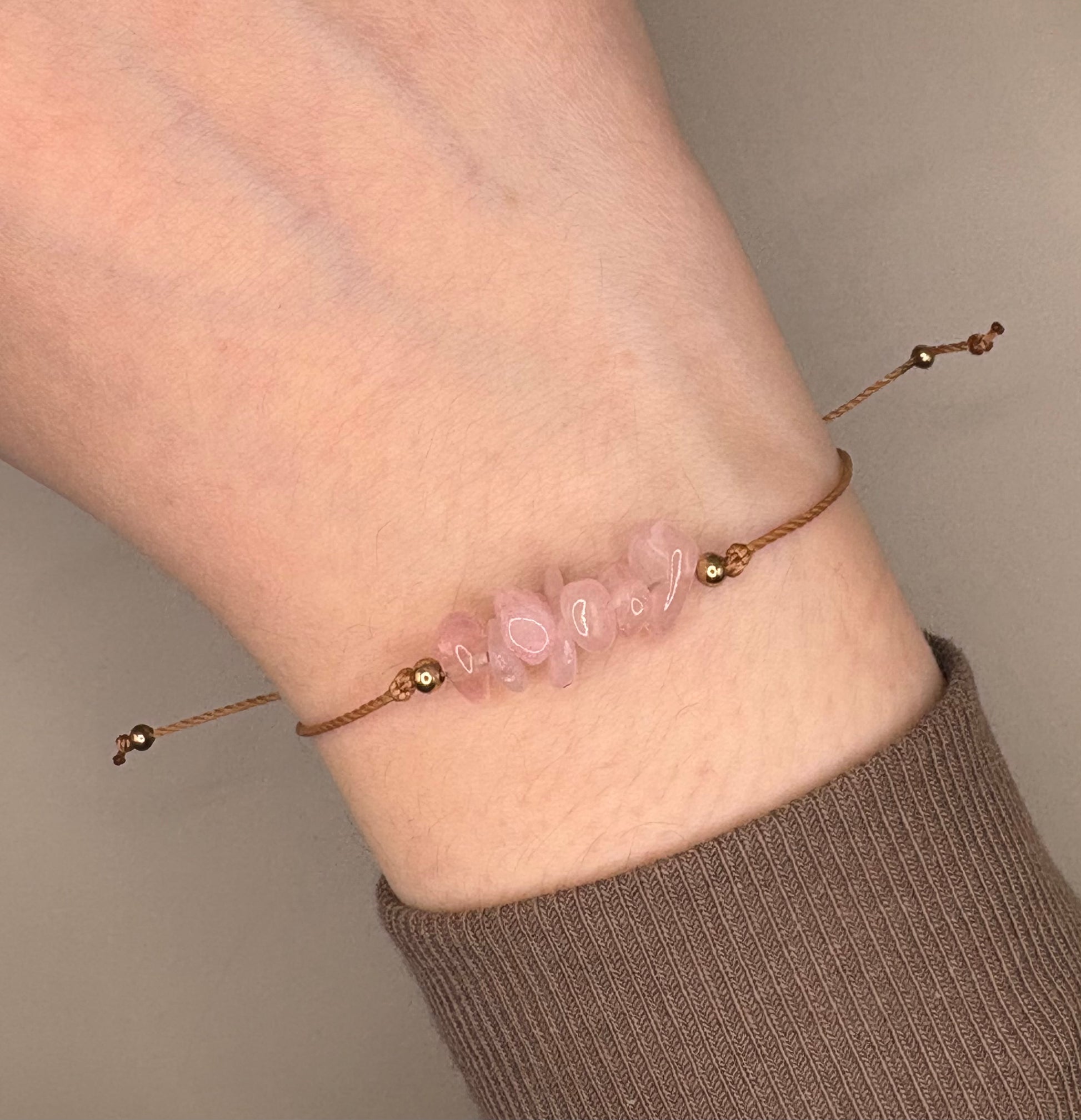 „Regulowana bransoletka na sznurku z naturalnym kwarcem różowym – kolekcja BASIC.”