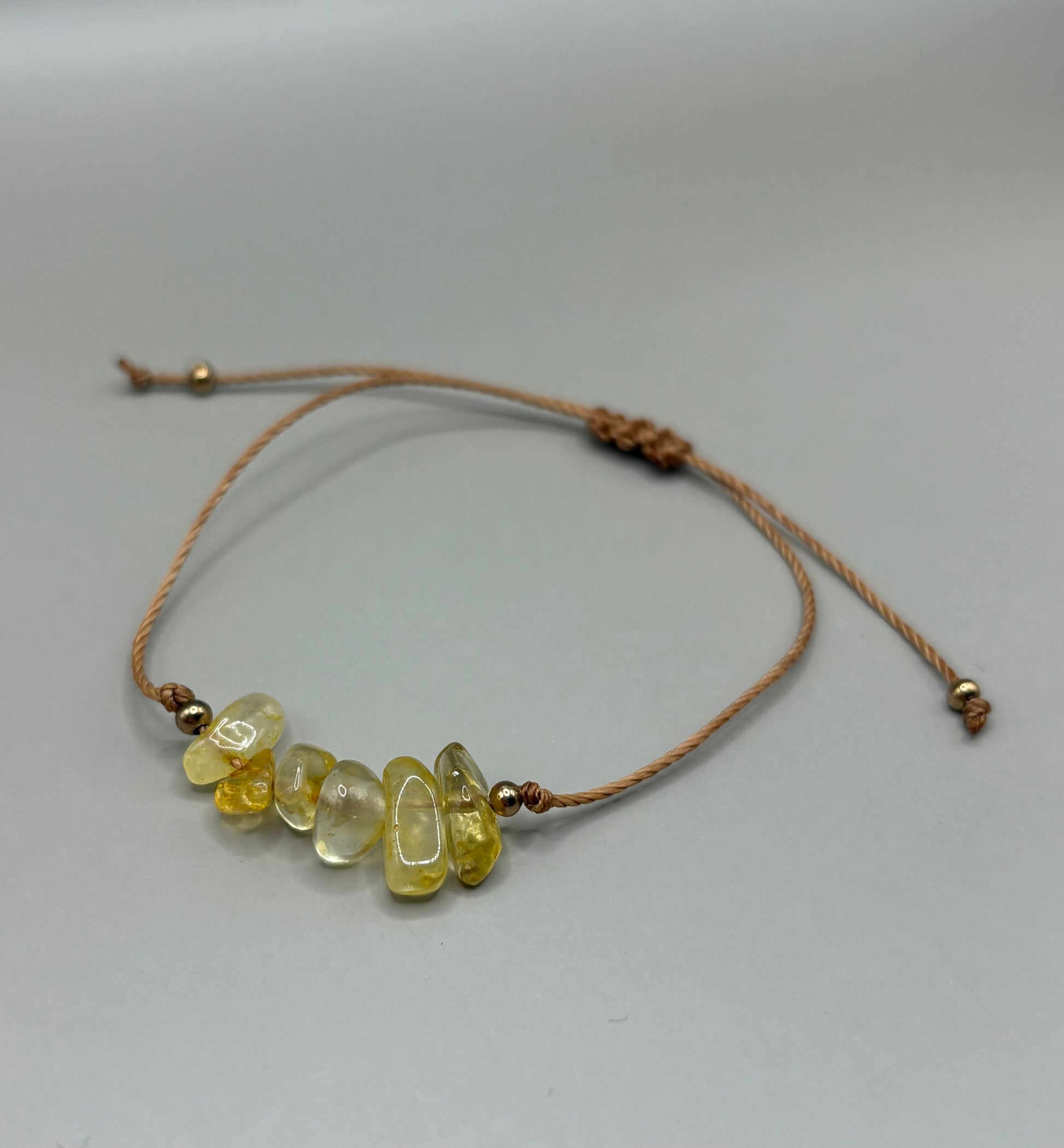 „Bransoletka na sznurku z naturalnym cytrynem w żółtych odcieniach – kolekcja BASIC.”