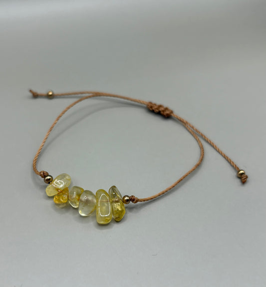„Bransoletka na sznurku z naturalnym cytrynem w żółtych odcieniach – kolekcja BASIC.”