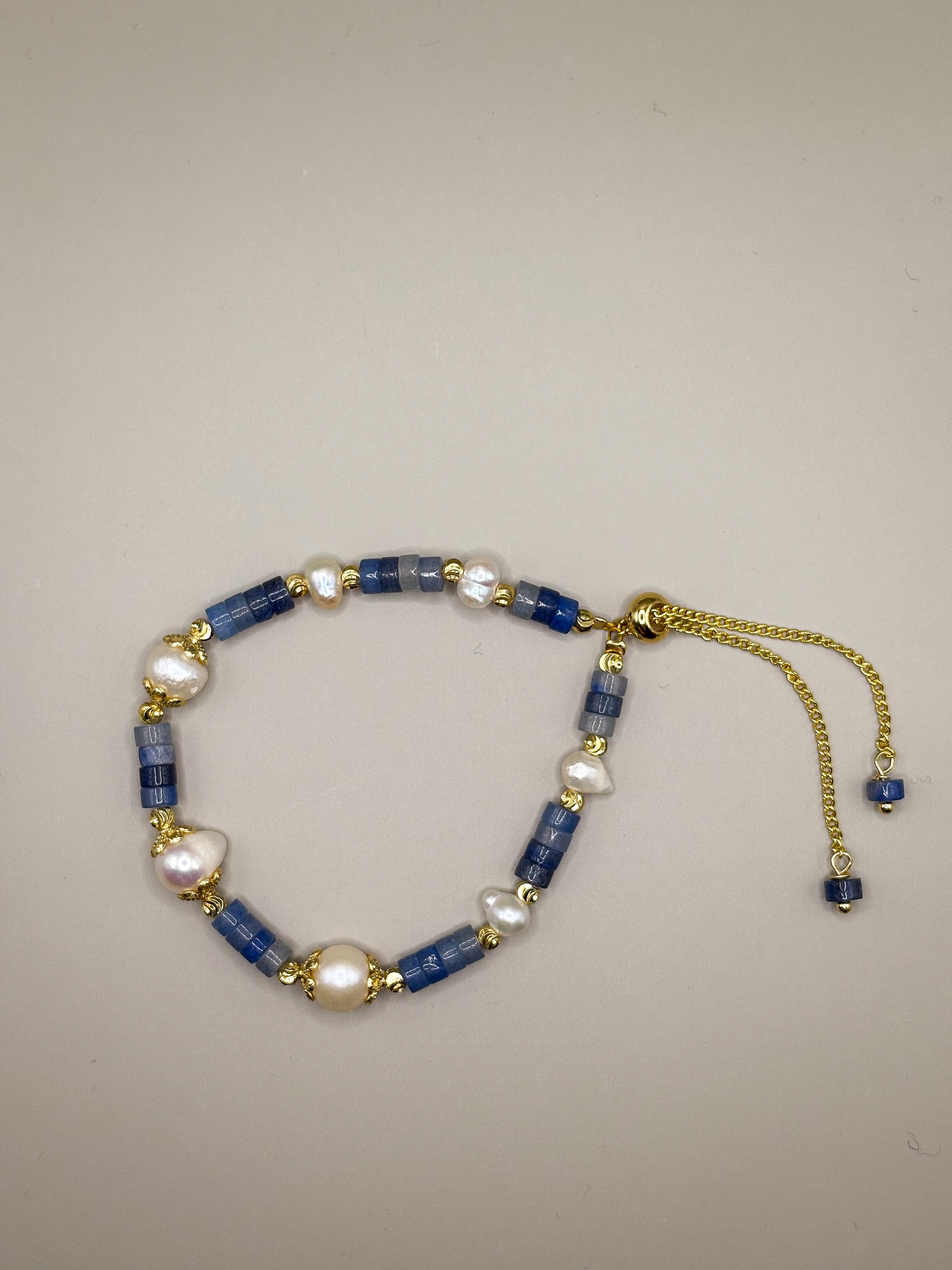 Bransoletka Blue Aura z kianitu i pereł słodkowodnych, wykończona złotymi elementami”

„Delikatna bransoletka z naturalnego kianitu i pereł – biżuteria premium błękitna”

„Zbliżenie bransoletki z kianitu i pereł, z regulowanym złotym zapięciem”