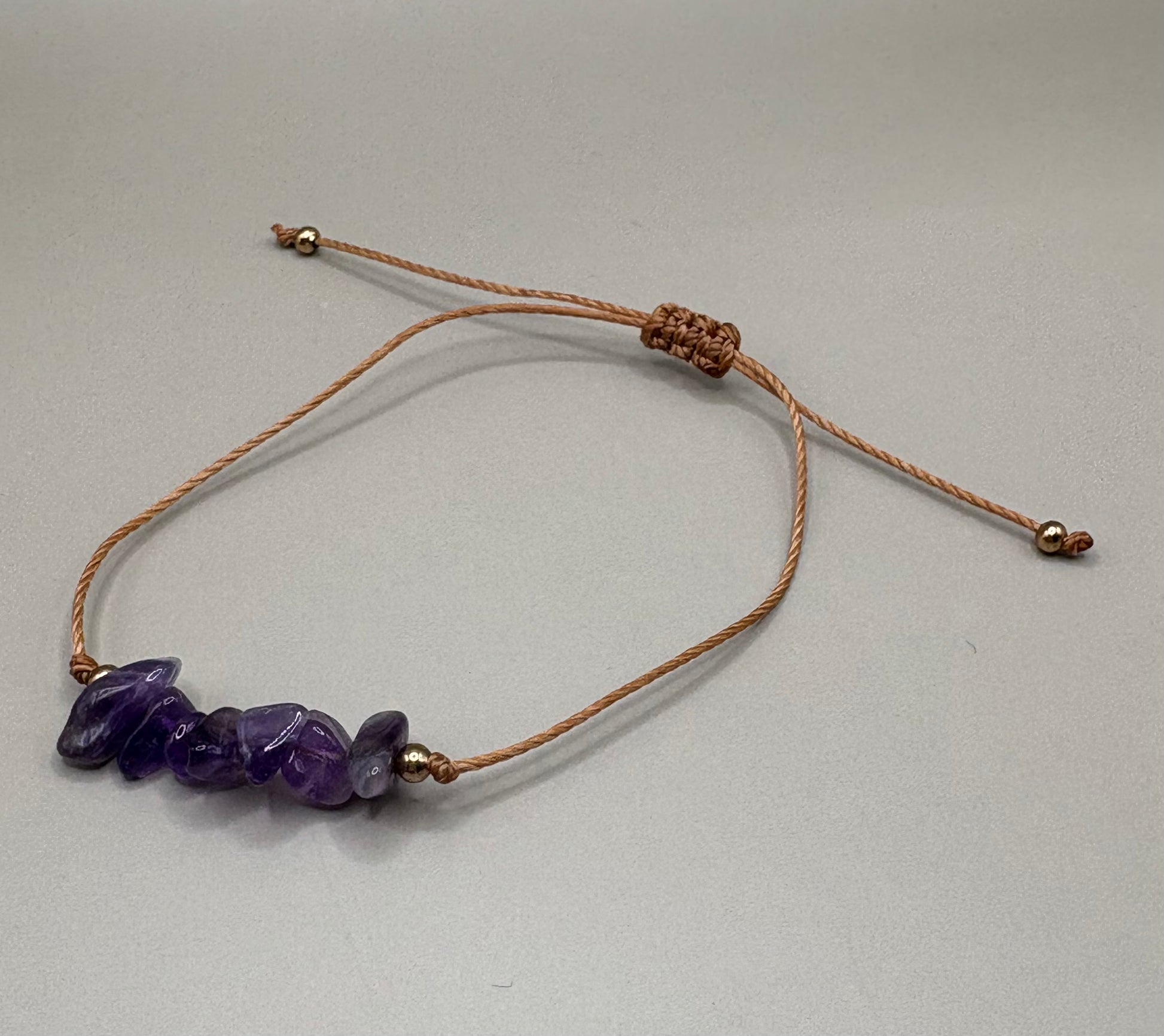 „Bransoletka na sznurku z naturalnym ametystem – kolekcja BASIC.”