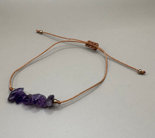 „Bransoletka na sznurku z naturalnym ametystem – kolekcja BASIC.”